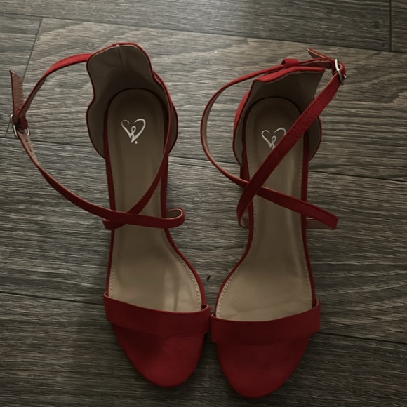 Red size 8 heels - Picture 2 of 7